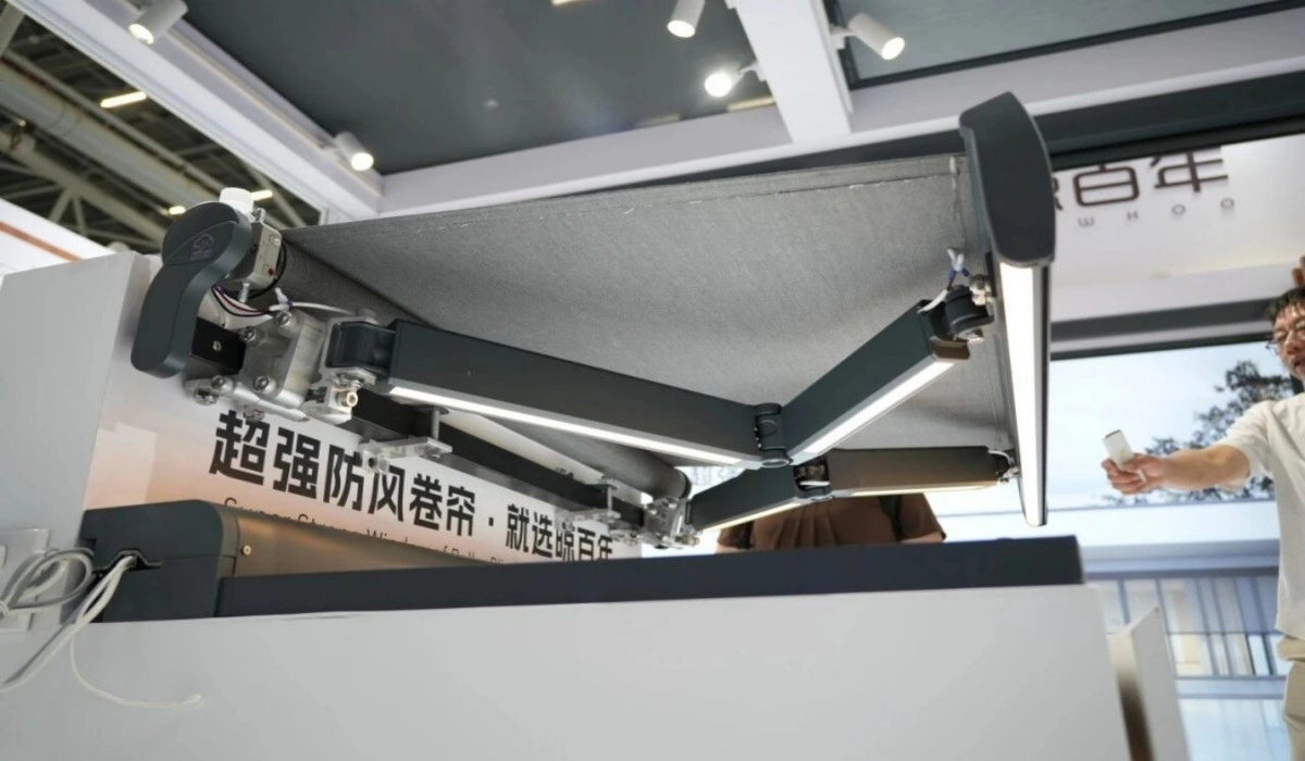 Full-cassette and folding-arm retractable awnings displayed by NewHoo
